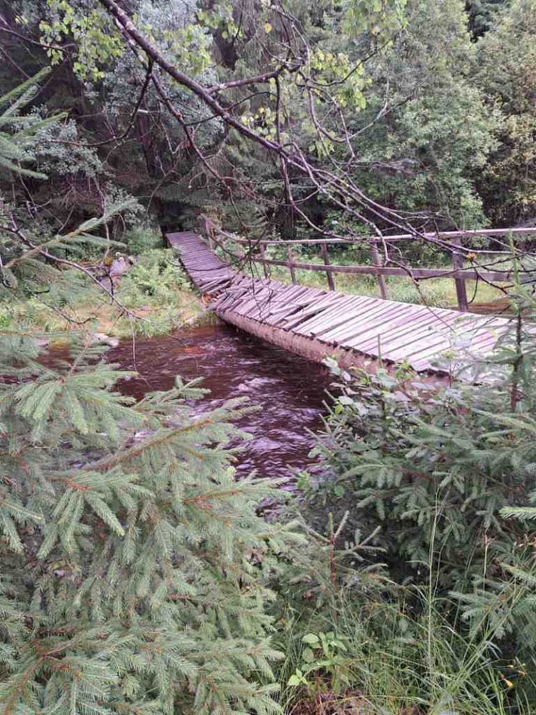 Poškozená lávka přes studenou Vltavu u Stožce