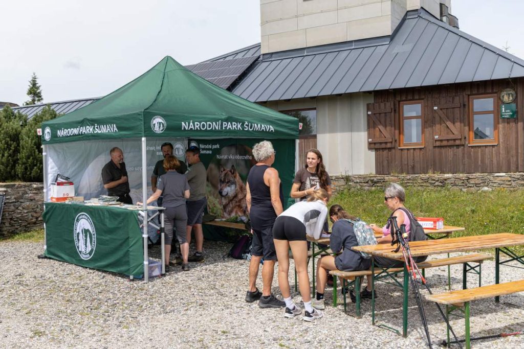 V létě vyplňovali návštěvníci na Poledníku i jinde anketu s tématem tlejícího dřeva.