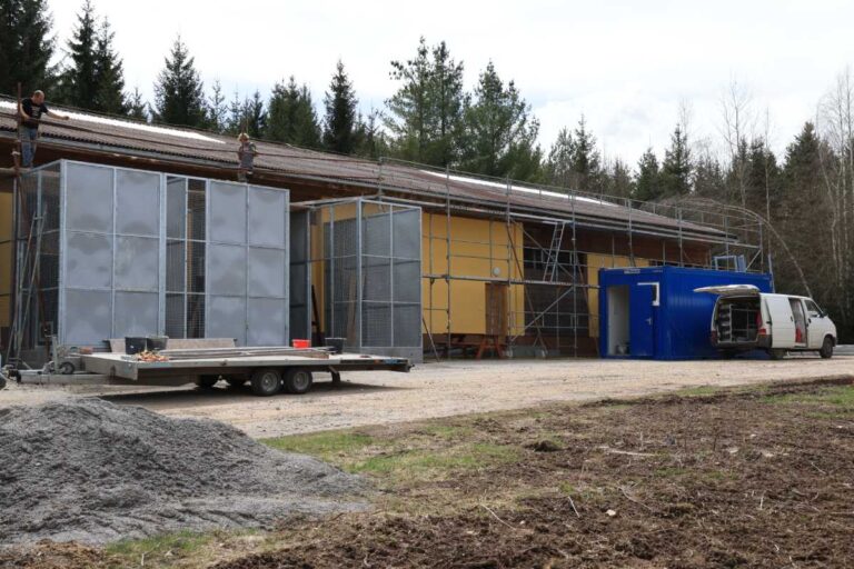 Dvanáct nových voliér a zařízení umožňující péči o velké šelmy nově slouží pacientům Záchranné stanice v Klášterci.