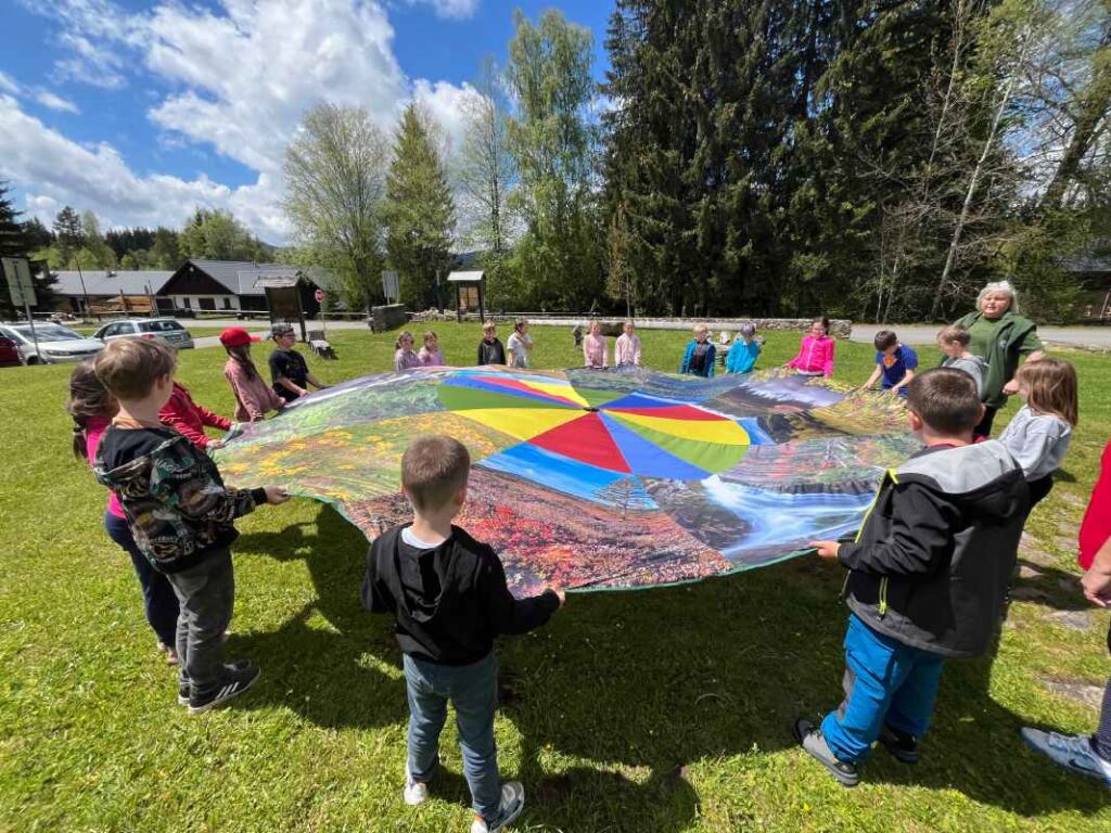 deti pri praci s padakem