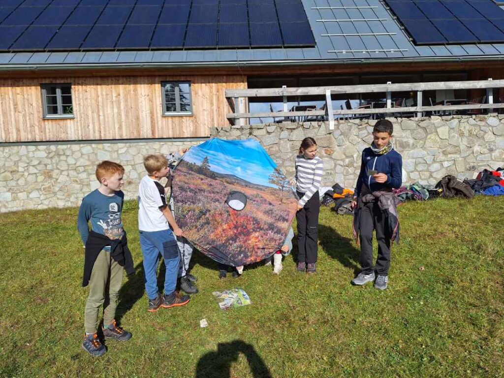 deti pri praci s pomuckami z projektu