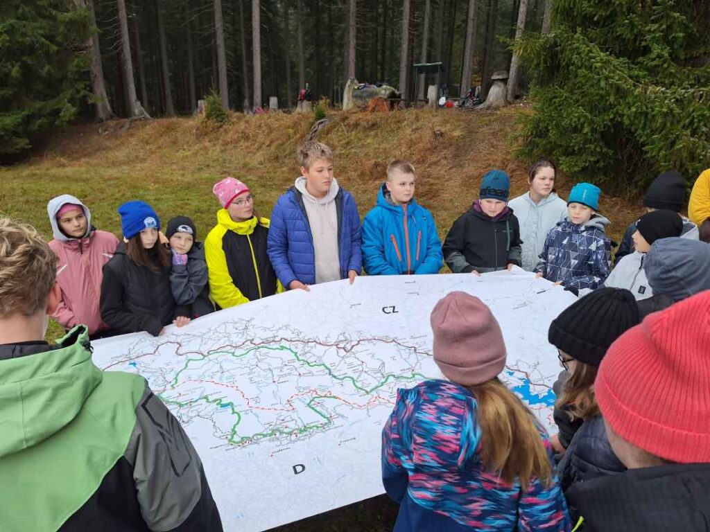 deti pri praci s velkoformatovou mapou uzemi Sumavy