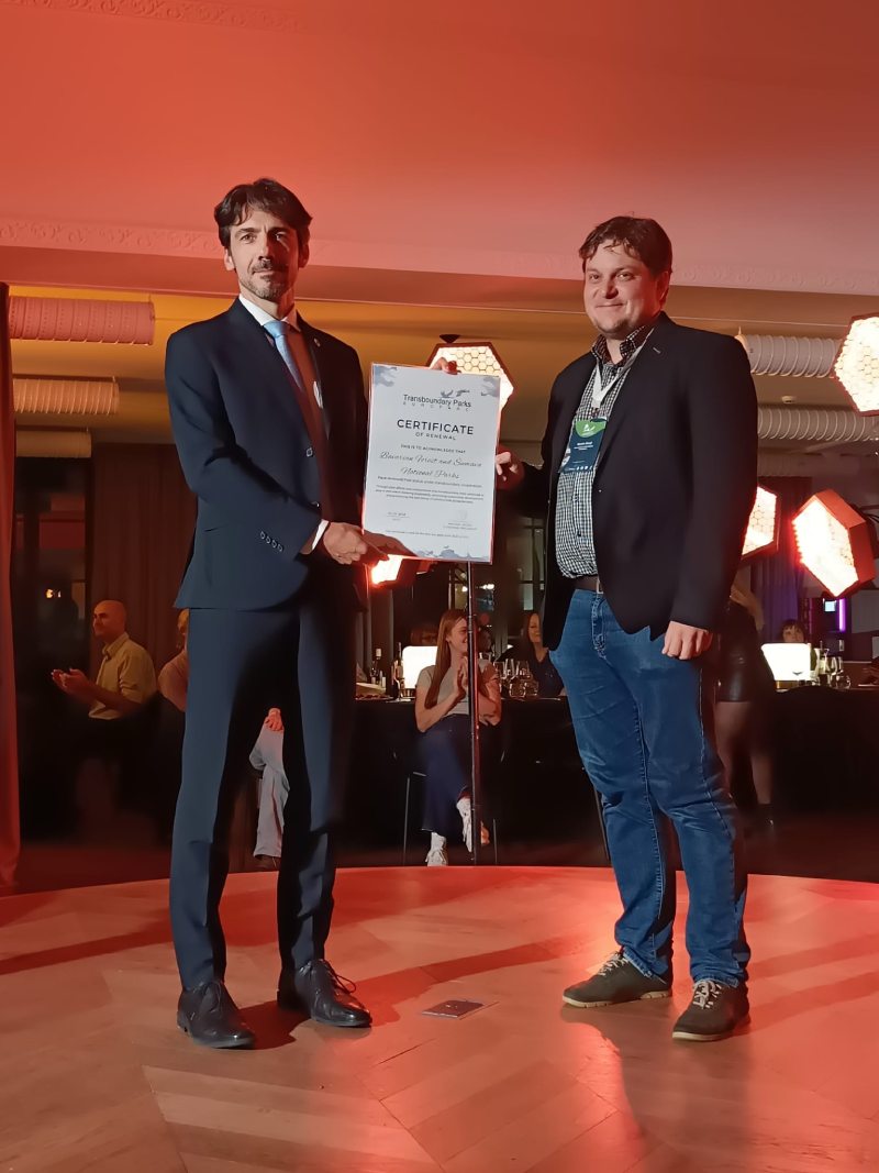 Martin Starý (vpravo), zástupce ředitele Národního parku Šumava, převzal ocenění Transboundary Parks od prezidenta Europarc Federation Michaela Hoška.