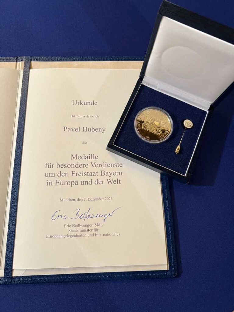 20251202 pavelhubeny ericbeißwenger europamedaille bayerischevertretungprag bayerische_staatskanzlei