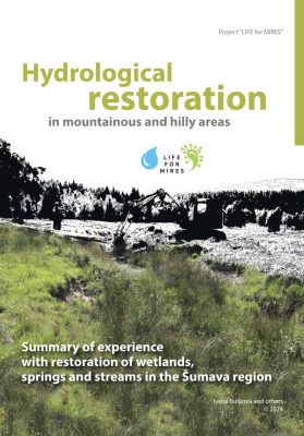 Obálka knihy Hydrological restoration - stylizovaná fotografie bagru, který pracuje při obnově rašeliniště