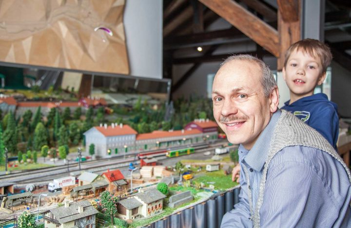 Expozici zaměřenou na přeshraniční chráněná území, včetně plastické mapy se světelnou signalizací.
