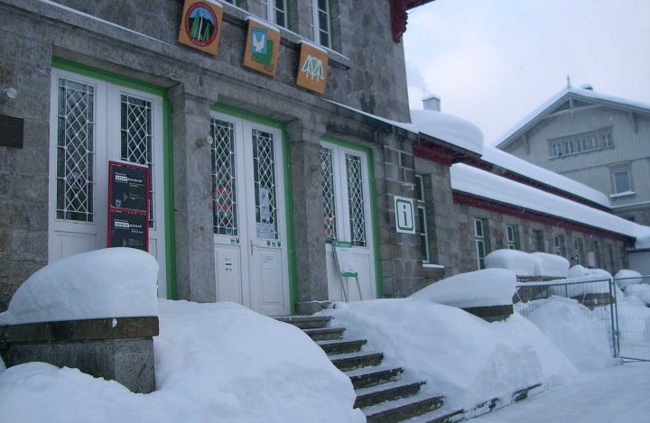 Budova informačního střediska Alžbětín v zimě