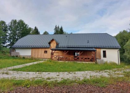 budova bezbariérové Lesní dílny Stožec v pohledu od řeky Vltavy - zadní strana