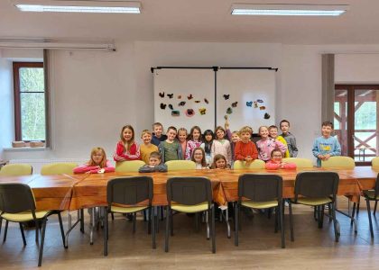 bezbariérová Lesní dílna Stožec, děti ze základní školy v učebně
