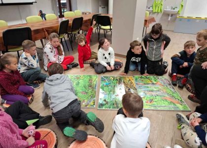 lesni dilna Stozec deti v ucebne 09m