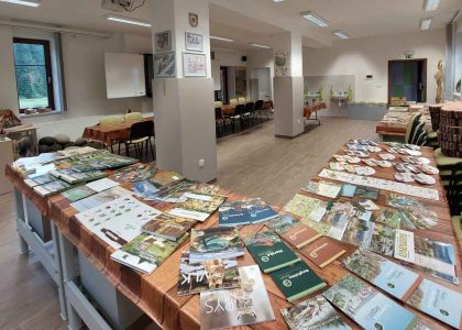 bezbariérová Lesní dílna Stožec, pohled do učebny s pomůckami