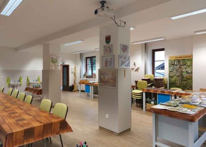 bezbariérová Lesní dílna Stožec, pohled do učebny s pomůckami