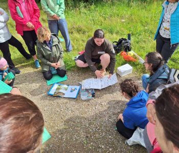 Účastníci semináře naslouchají výkladu lektorky