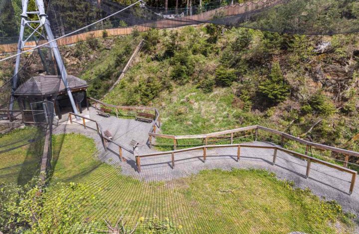 Soví voliéry Borová Lada - pohled do areálu shora přes ochranou síť