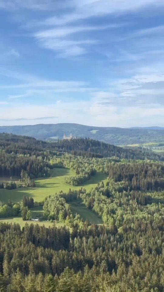 👀 Z rozhledny Sedlo u Albrechtic u Sušice se otevírá výhled na Šumavu.
Vidět z ní můžete například Velký Javor, Pancíř, Špičák, Poledník, Javorník nebo Kašperk.
A raní výhledy jsou vyloženě za odměnu. 🤗
